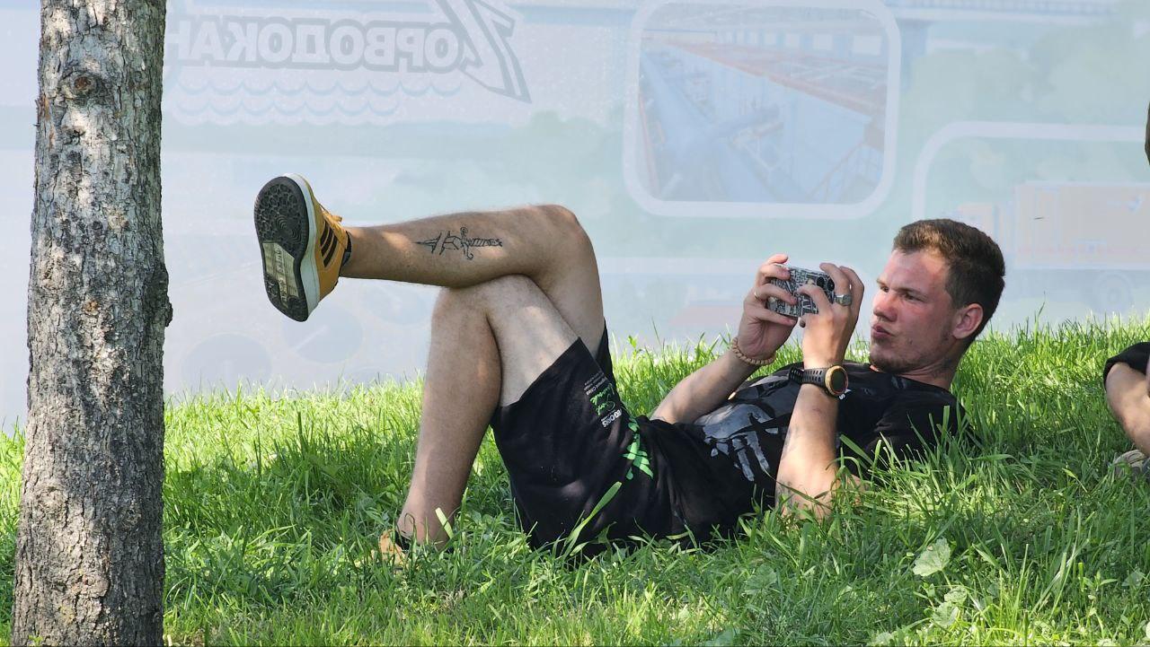 Фото Гигантская яичница и турнир по ловле рыбы. Опубликованы кадры масштабного «Пикник феста» на Михайловской набережной 27 - Сиб.ФМ Фото Гигантская яичница и турнир по ловле рыбы. Опубликованы кадры масштабного «Пикник феста» на Михайловской набережной 27